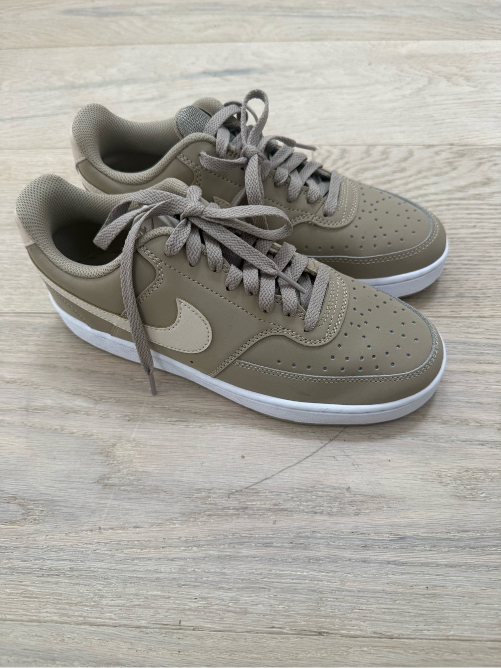 MEN'S NIKE COURT VISION LOW SUSTAINABLE SNEAKERS Taupe/White 6,5